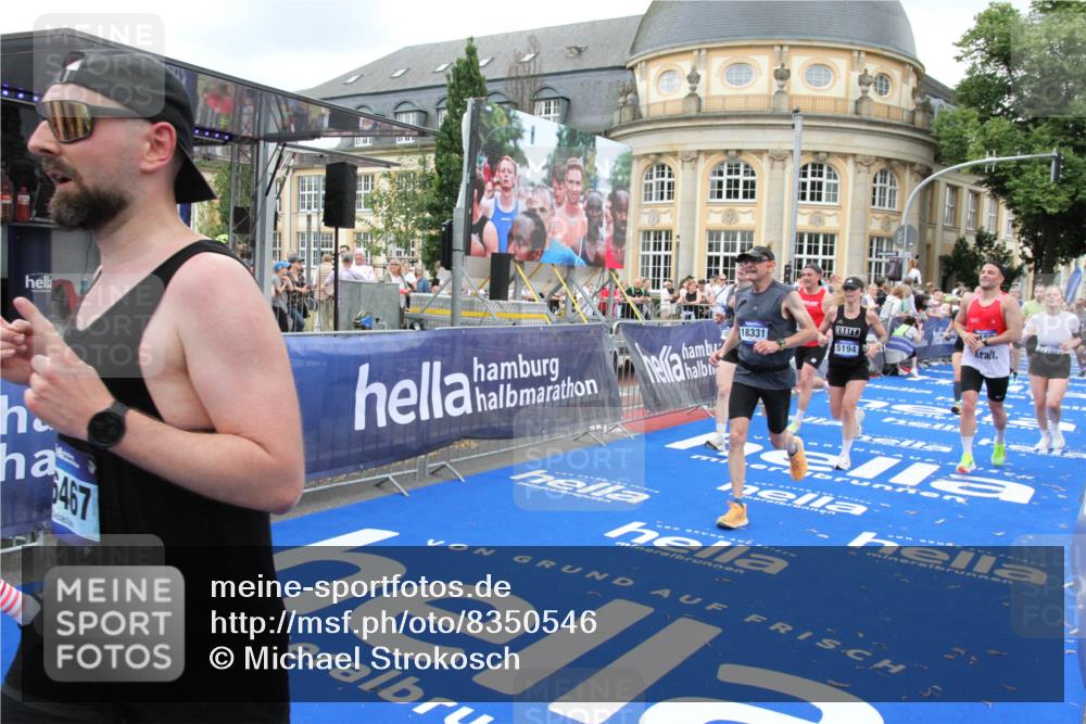 29.06.2025 - hella hamburg halbmarathon Michael Strokosch http://msf.ph/oto/8350546 29.06.2025 10:52:51 Ziel 1257, 1657, 2287, 2444, 2814, 2910, 3999, 5077, 5169, 5194, 8172, 8955, 9065, 9163, 10811, 11217, 11992, 12482, 14198, 14286, 14805, 16467, 17198, 18331, 19244 meine-sportfotos.de