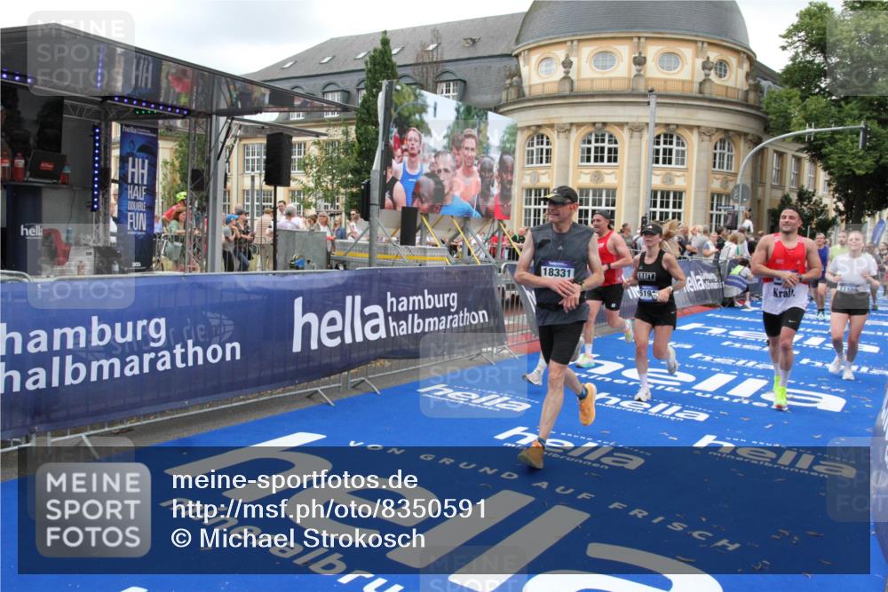29.06.2025 - hella hamburg halbmarathon Michael Strokosch http://msf.ph/oto/8350591 29.06.2025 10:52:51 Ziel 1257, 1657, 2287, 2444, 2814, 2910, 3999, 5077, 5169, 5194, 8172, 8955, 9065, 9163, 10811, 11217, 11992, 12482, 14198, 14286, 14805, 16467, 17198, 18331, 19244 meine-sportfotos.de