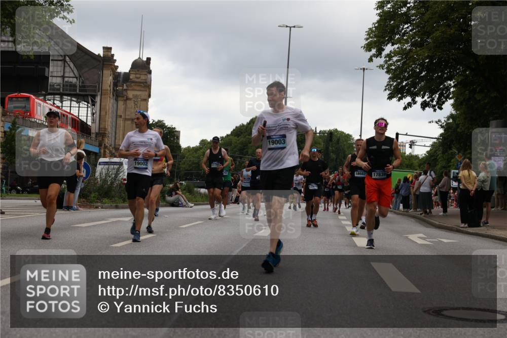 29.06.2025 - hella hamburg halbmarathon Yannick Fuchs http://msf.ph/oto/8350610 29.06.2025 10:52:43 20KM 1642, 1946, 1951, 2027, 2159, 2619, 2711, 2855, 2996, 5084, 6208, 6636, 6860, 7659, 8089, 8392, 8929, 9156, 9353, 9553, 9555, 9835, 10268, 10518, 10539, 10915, 11605, 11808, 12734, 12735, 12809, 13407, 13654, 14355, 14631, 14673, 14914, 15263, 16206, 16409, 16922, 16924, 17665, 17782, 17810, 17814, 17839, 17852, 17931, 17967, 18112, 18232, 18556, 18682, 18730, 18833, 18954, 18985, 19002, 19003 meine-sportfotos.de