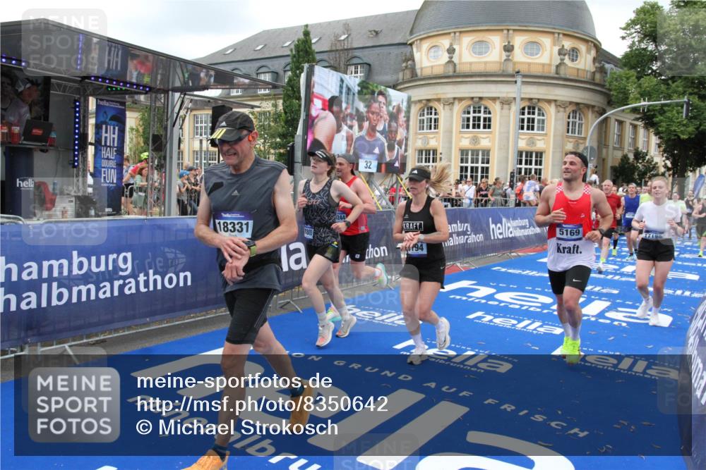 29.06.2025 - hella hamburg halbmarathon Michael Strokosch http://msf.ph/oto/8350642 29.06.2025 10:52:52 Ziel 1257, 1258, 1657, 2287, 2444, 2814, 2910, 4557, 4558, 5077, 5169, 5194, 8172, 8720, 8955, 9065, 9163, 10811, 11217, 11992, 14198, 14286, 14805, 16467, 17198, 18331, 19244 meine-sportfotos.de