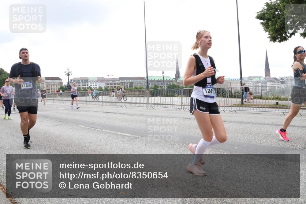 29.06.2025 - hella hamburg halbmarathon Lena Gebhardt http://msf.ph/oto/8350654 29.06.2025 10:47:56 Lombardsbrücke 1639, 11802, 1241, 1045, 1157, 1174, 1175, 1246, 1392, 1434, 1618, 1639, 1701, 1926, 2037, 2163, 2197, 2407, 2418, 2491, 2545, 2650, 2704, 2790, 2882, 2958, 3049, 3339, 3468, 3679, 3933, 4037, 4327, 4423, 4856, 5621, 5622, 5886, 5952, 7240, 7393, 7394, 7403, 7427, 7916, 7970, 8077, 8270, 8310, 8521, 8550, 8774, 9356, 9687, 9696, 9697, 9921, 10658, 10777, 10794, 10991, 11351, 11458, 11548, 11730, 11738, 11742, 11781, 11802, 11909, 12431 meine-sportfotos.de