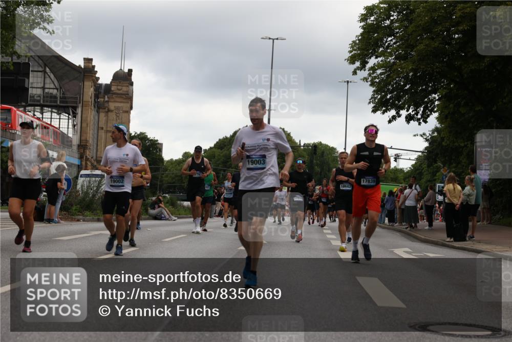 29.06.2025 - hella hamburg halbmarathon Yannick Fuchs http://msf.ph/oto/8350669 29.06.2025 10:52:43 20KM 1642, 1946, 1951, 2027, 2159, 2619, 2711, 2855, 2996, 5084, 6208, 6636, 6860, 7659, 8089, 8392, 8929, 9156, 9353, 9553, 9555, 9835, 10268, 10518, 10539, 10915, 11605, 11808, 12734, 12735, 12809, 13407, 13654, 14355, 14631, 14673, 14914, 15263, 16206, 16409, 16922, 16924, 17665, 17782, 17810, 17814, 17839, 17852, 17931, 17967, 18112, 18232, 18556, 18682, 18730, 18833, 18954, 18985, 19002, 19003 meine-sportfotos.de
