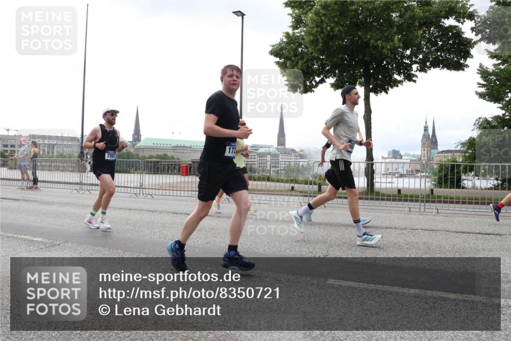 29.06.2025 - hella hamburg halbmarathon Lena Gebhardt http://msf.ph/oto/8350721 29.06.2025 10:38:41 Lombardsbrücke 172, 7561, 56, 1232, 1390, 1451, 1457, 1596, 1721, 1742, 1791, 2113, 2151, 2498, 2524, 2534, 2576, 2660, 2693, 3010, 3094, 3095, 3216, 3286, 3307, 3323, 3338, 3635, 3636, 3716, 3726, 3777, 3841, 3927, 4028, 4139, 4155, 4159, 4257, 4259, 4260, 4316, 4320, 4883, 4964, 5085, 5089, 5155, 5300, 5617, 5684, 5735, 5913, 6200, 6695, 6696, 6751, 6875, 6930, 7117, 7148, 7263, 7371, 7561, 7692, 7849, 7868, 8367, 8783, 9708, 10554 meine-sportfotos.de