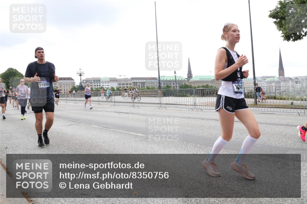29.06.2025 - hella hamburg halbmarathon Lena Gebhardt http://msf.ph/oto/8350756 29.06.2025 10:47:57 Lombardsbrücke 1639, 11802, 1241, 1045, 1157, 1174, 1175, 1246, 1392, 1434, 1618, 1639, 1701, 1926, 2037, 2163, 2197, 2418, 2491, 2545, 2650, 2704, 2790, 2882, 2958, 3049, 3339, 3468, 3504, 3679, 3933, 4037, 4327, 4423, 4856, 5585, 5621, 5622, 5886, 5952, 7240, 7393, 7394, 7427, 7916, 7970, 8077, 8270, 8310, 8521, 8550, 8774, 9356, 9687, 9696, 9697, 9921, 10145, 10658, 10777, 10794, 10991, 11351, 11458, 11548, 11730, 11738, 11742, 11781, 11802, 11909, 12431 meine-sportfotos.de