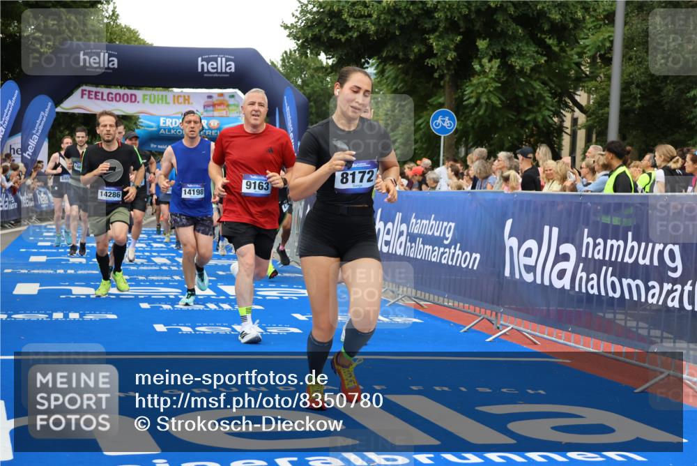 29.06.2025 - hella hamburg halbmarathon Strokosch-Dieckow http://msf.ph/oto/8350780 29.06.2025 10:52:48 Ziel 1257, 1258, 1657, 2099, 2287, 2444, 2814, 2910, 3999, 4557, 4558, 4770, 5077, 5116, 5169, 5194, 8139, 8172, 8720, 8955, 9065, 9163, 9869, 10724, 10811, 11217, 11992, 12482, 14198, 14286, 14805, 16467, 17198, 18331, 19244 meine-sportfotos.de