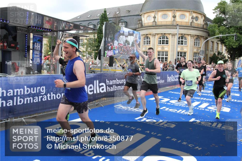 29.06.2025 - hella hamburg halbmarathon Michael Strokosch http://msf.ph/oto/8350877 29.06.2025 10:52:55 Ziel 1257, 1258, 1657, 2099, 2444, 2814, 2910, 4557, 4558, 4770, 5077, 5169, 8139, 8172, 8720, 8955, 9065, 9163, 10724, 10811, 11217, 11992, 14198, 14286, 17198 meine-sportfotos.de