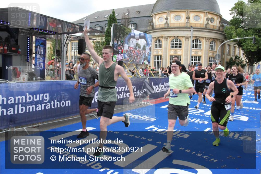 29.06.2025 - hella hamburg halbmarathon Michael Strokosch http://msf.ph/oto/8350921 29.06.2025 10:52:55 Ziel 1257, 1258, 1657, 2099, 2444, 2814, 2910, 4557, 4558, 4770, 5077, 5169, 8139, 8172, 8720, 8955, 9065, 9163, 10724, 10811, 11217, 11992, 14198, 14286, 17198 meine-sportfotos.de
