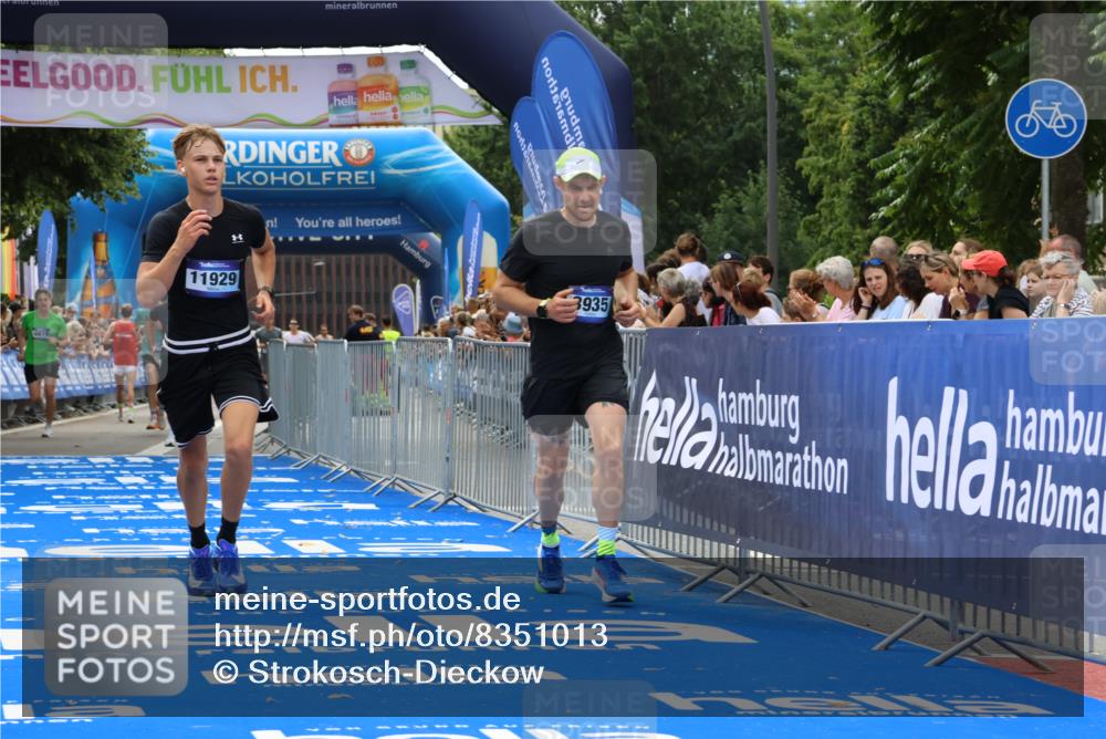 29.06.2025 - hella hamburg halbmarathon Strokosch-Dieckow http://msf.ph/oto/8351013 29.06.2025 10:31:50 Ziel 3935, 4698, 5187, 6619, 10927, 11199, 11929 meine-sportfotos.de