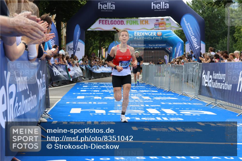 29.06.2025 - hella hamburg halbmarathon Strokosch-Dieckow http://msf.ph/oto/8351042 29.06.2025 10:31:46 Ziel 3935, 5187, 10927, 11929, 13606, 18102 meine-sportfotos.de