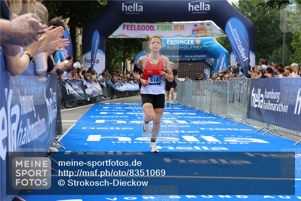 29.06.2025 - hella hamburg halbmarathon Strokosch-Dieckow http://msf.ph/oto/8351069 29.06.2025 10:31:46 Ziel 3935, 5187, 10927, 11929, 13606, 18102 meine-sportfotos.de