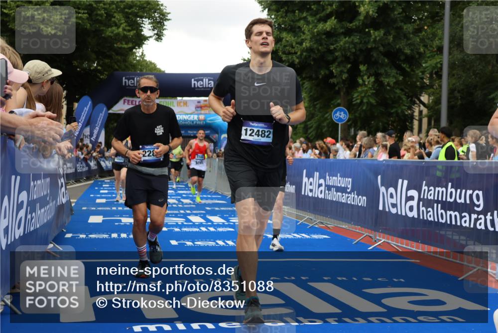 29.06.2025 - hella hamburg halbmarathon Strokosch-Dieckow http://msf.ph/oto/8351088 29.06.2025 10:52:43 Ziel 1657, 2287, 2346, 2444, 2670, 2814, 2910, 3952, 3999, 5077, 5116, 5169, 5194, 7475, 8172, 9065, 9163, 9869, 10115, 10811, 11217, 11459, 11689, 11992, 12450, 12482, 13051, 14122, 14198, 14286, 14805, 16467, 17198, 18331, 19244 meine-sportfotos.de