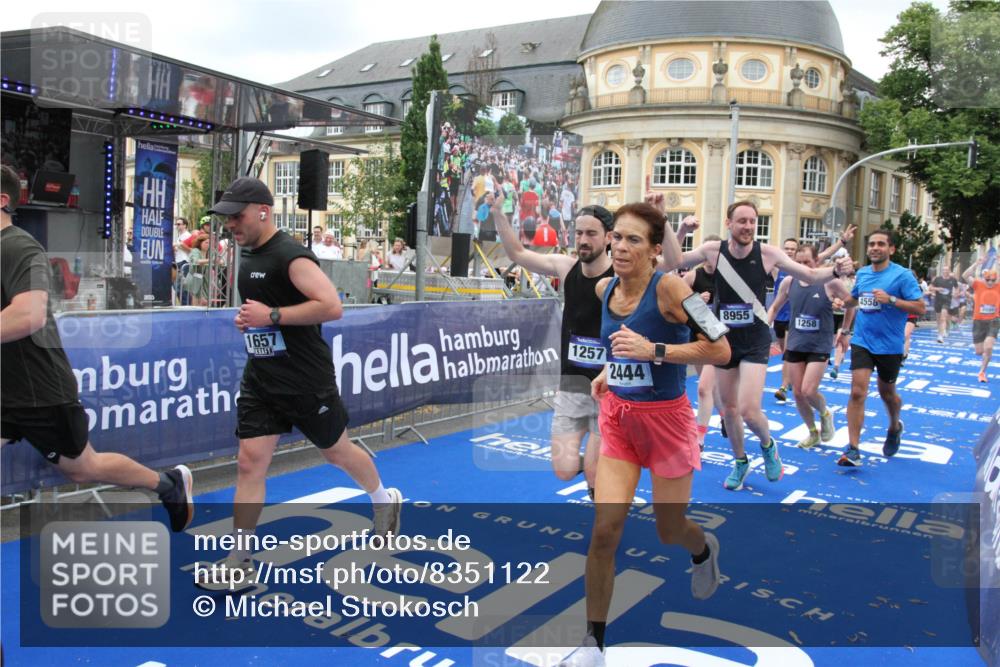 29.06.2025 - hella hamburg halbmarathon Michael Strokosch http://msf.ph/oto/8351122 29.06.2025 10:52:57 Ziel 1257, 1258, 1657, 2099, 2444, 2814, 2910, 4557, 4558, 4770, 5077, 5907, 8139, 8720, 8955, 10724, 10811, 11217, 11992, 14198, 14286, 15430, 18720 meine-sportfotos.de
