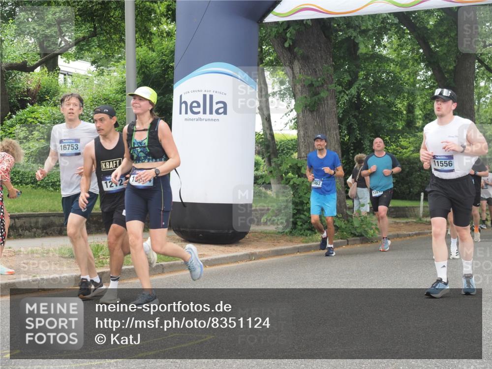 29.06.2025 - hella hamburg halbmarathon KatJ http://msf.ph/oto/8351124 29.06.2025 10:50:55 Zwischen KM18-KM19 1212, 1531, 4945 meine-sportfotos.de