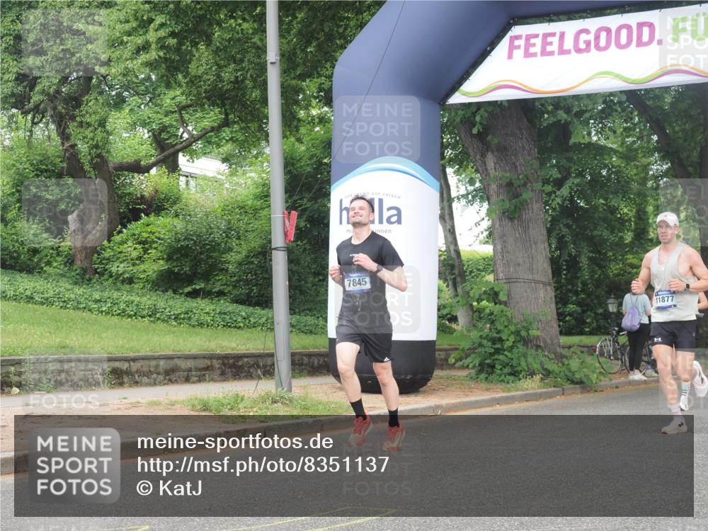 29.06.2025 - hella hamburg halbmarathon KatJ http://msf.ph/oto/8351137 29.06.2025 10:21:18 Zwischen KM18-KM19 3955, 5187, 7845 meine-sportfotos.de
