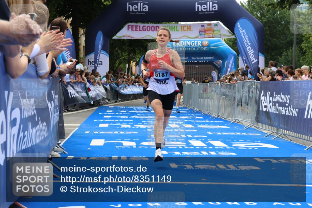 29.06.2025 - hella hamburg halbmarathon Strokosch-Dieckow http://msf.ph/oto/8351149 29.06.2025 10:31:47 Ziel 3935, 5187, 10927, 11929, 18102 meine-sportfotos.de