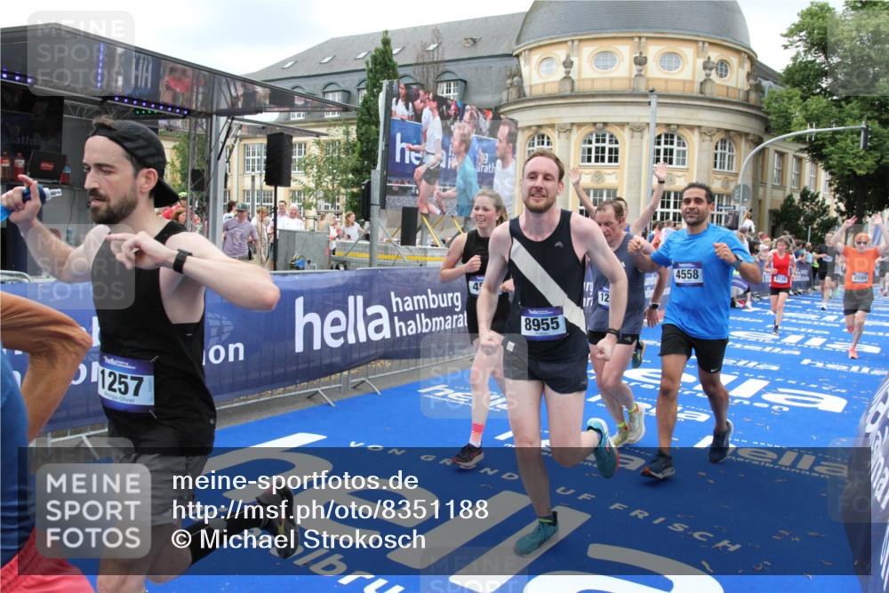 29.06.2025 - hella hamburg halbmarathon Michael Strokosch http://msf.ph/oto/8351188 29.06.2025 10:52:58 Ziel 1257, 1258, 1657, 2099, 2444, 2814, 2910, 4557, 4558, 4770, 5077, 5907, 8139, 8720, 8955, 10724, 10811, 11217, 11992, 12519, 14791, 15430, 18720 meine-sportfotos.de