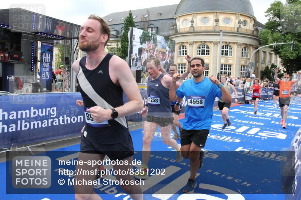29.06.2025 - hella hamburg halbmarathon Michael Strokosch http://msf.ph/oto/8351202 29.06.2025 10:52:58 Ziel 1257, 1258, 1657, 2099, 2444, 2814, 2910, 4557, 4558, 4770, 5077, 5907, 8139, 8720, 8955, 10724, 10811, 11217, 11992, 12519, 14791, 15430, 18720 meine-sportfotos.de