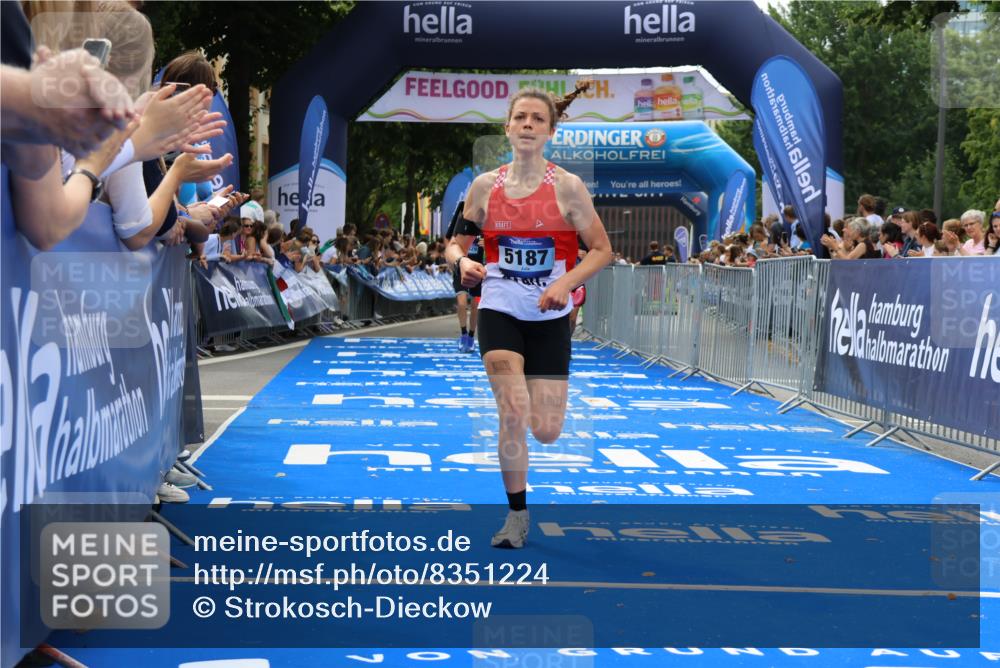 29.06.2025 - hella hamburg halbmarathon Strokosch-Dieckow http://msf.ph/oto/8351224 29.06.2025 10:31:47 Ziel 3935, 5187, 10927, 11929, 18102 meine-sportfotos.de