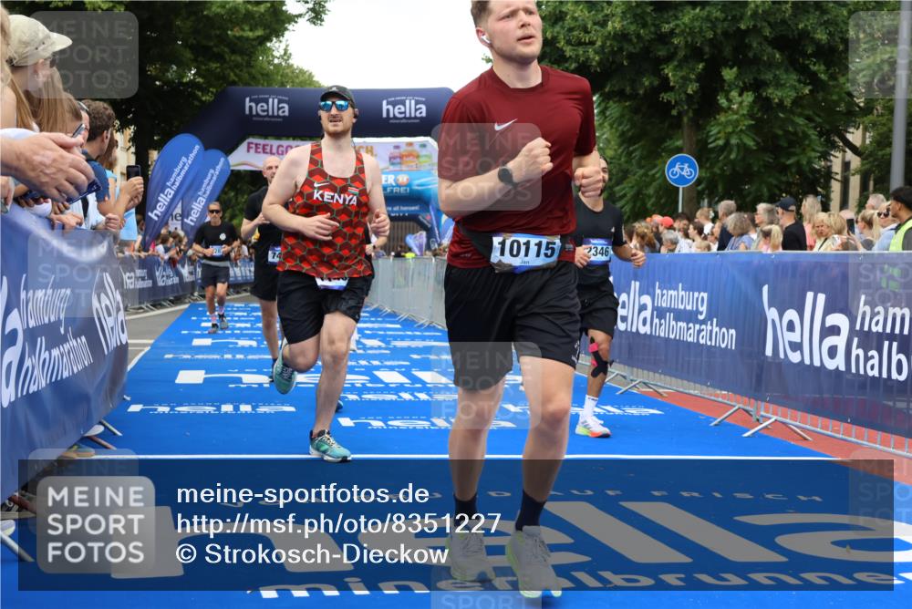 29.06.2025 - hella hamburg halbmarathon Strokosch-Dieckow http://msf.ph/oto/8351227 29.06.2025 10:52:39 Ziel 2287, 2346, 2670, 3952, 3999, 5116, 5169, 5194, 6561, 6562, 7475, 8172, 9739, 9869, 10115, 11459, 11689, 12450, 12482, 13051, 13301, 14122, 14805, 15001, 16467, 17198, 18331, 18982, 19244 meine-sportfotos.de