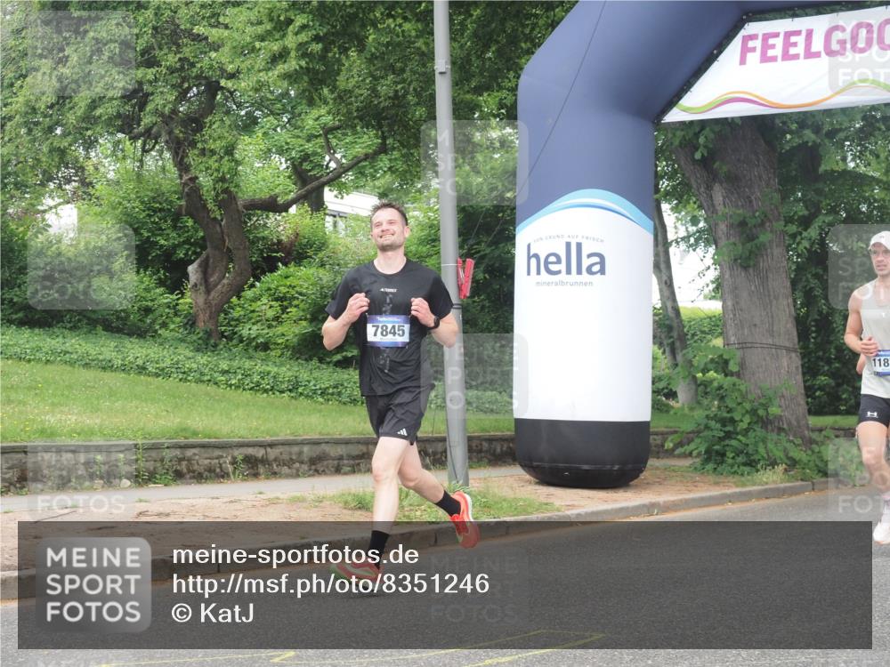 29.06.2025 - hella hamburg halbmarathon KatJ http://msf.ph/oto/8351246 29.06.2025 10:21:18 Zwischen KM18-KM19 3955, 5187, 7845 meine-sportfotos.de