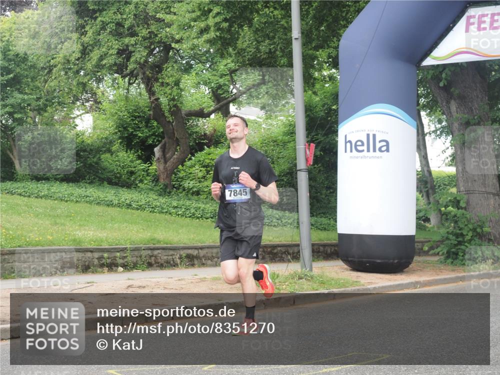 29.06.2025 - hella hamburg halbmarathon KatJ http://msf.ph/oto/8351270 29.06.2025 10:21:18 Zwischen KM18-KM19 3955, 5187, 7845 meine-sportfotos.de
