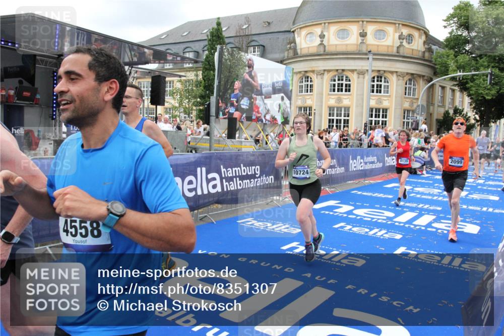29.06.2025 - hella hamburg halbmarathon Michael Strokosch http://msf.ph/oto/8351307 29.06.2025 10:52:59 Ziel 1257, 1258, 1657, 2099, 2444, 2814, 4557, 4558, 4770, 5907, 7509, 8139, 8720, 8955, 10724, 10811, 11992, 12367, 12519, 14791, 15430, 18590, 18720 meine-sportfotos.de