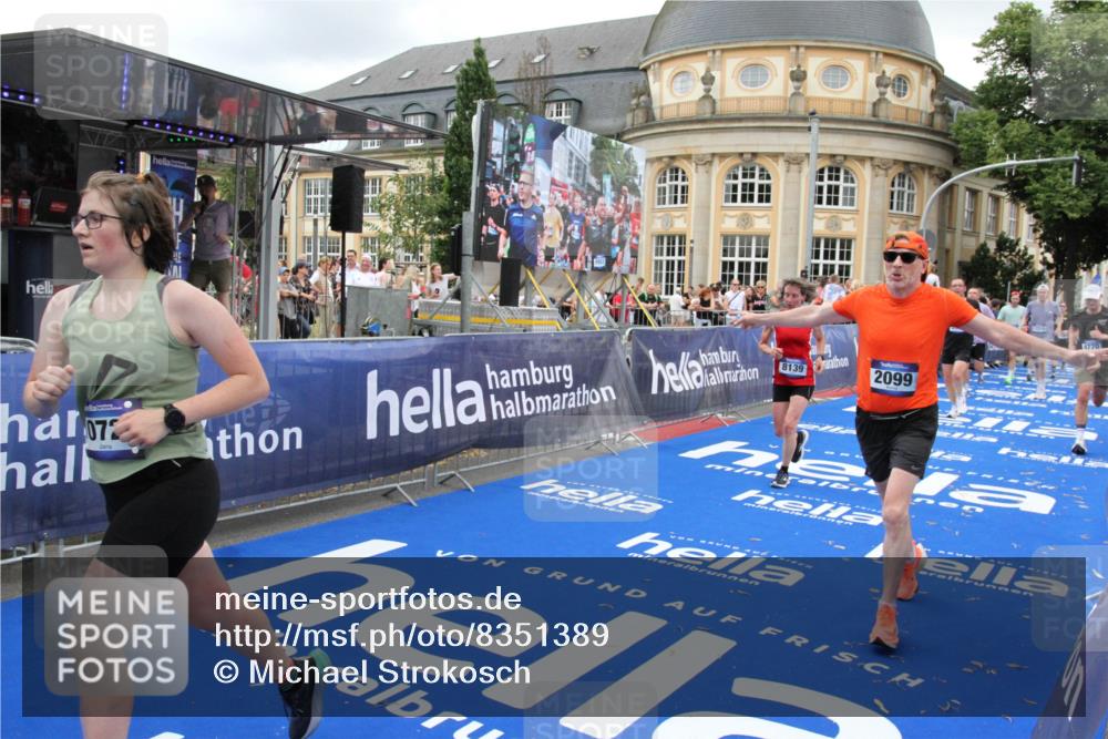 29.06.2025 - hella hamburg halbmarathon Michael Strokosch http://msf.ph/oto/8351389 29.06.2025 10:53:00 Ziel 1257, 1258, 2099, 4557, 4558, 4770, 5907, 7509, 8139, 8720, 8955, 10724, 12367, 12519, 12910, 14791, 15430, 18590, 18720 meine-sportfotos.de