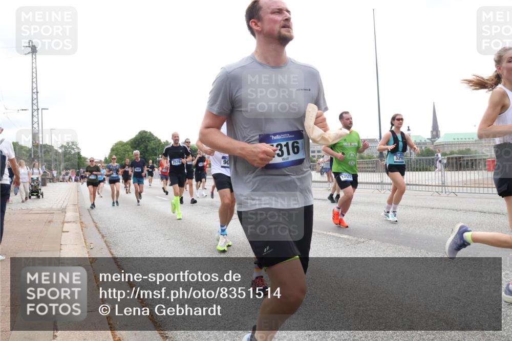 29.06.2025 - hella hamburg halbmarathon Lena Gebhardt http://msf.ph/oto/8351514 29.06.2025 10:38:43 Lombardsbrücke 2576, 90, 316, 12577, 56, 1232, 1390, 1451, 1457, 1596, 1721, 1791, 2113, 2151, 2498, 2524, 2534, 2576, 2660, 2693, 3010, 3094, 3095, 3216, 3286, 3307, 3323, 3338, 3635, 3636, 3726, 3777, 3841, 3927, 4028, 4139, 4155, 4159, 4257, 4259, 4260, 4316, 4320, 4883, 4964, 5085, 5089, 5155, 5617, 5684, 5735, 5913, 6062, 6200, 6695, 6696, 6751, 6875, 7117, 7148, 7263, 7371, 7561, 7692, 7849, 7868, 8367, 8783, 9708, 10554, 13060 meine-sportfotos.de