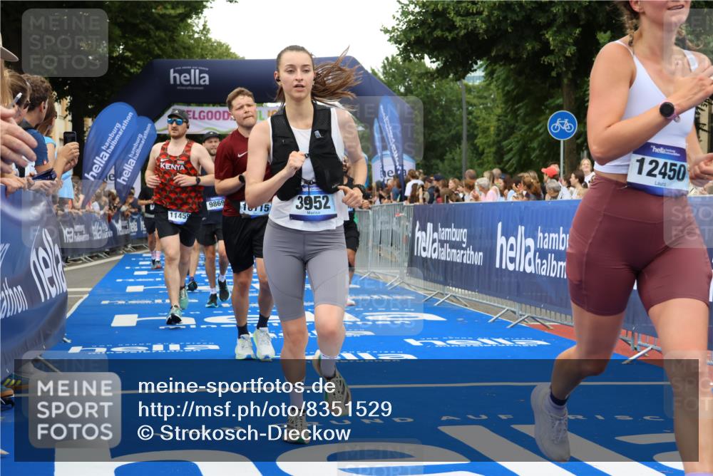29.06.2025 - hella hamburg halbmarathon Strokosch-Dieckow http://msf.ph/oto/8351529 29.06.2025 10:52:38 Ziel 2287, 2346, 2670, 3952, 3999, 5116, 5194, 6561, 6562, 7475, 9739, 9869, 10115, 11459, 11689, 12450, 12482, 13051, 13301, 14122, 14805, 15001, 16467, 18331, 18982, 19244 meine-sportfotos.de