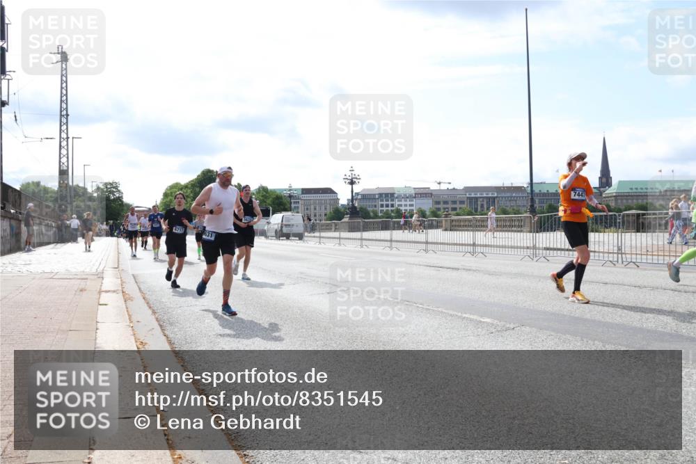 29.06.2025 - hella hamburg halbmarathon Lena Gebhardt http://msf.ph/oto/8351545 29.06.2025 10:13:47 Lombardsbrücke 6717, 631, 7447, 1007, 1131, 1194, 1480, 1859, 2055, 2359, 2721, 2904, 2987, 3729, 4001, 4187, 4795, 4950, 4962, 5232, 5546, 5631, 5719, 6026, 6710, 6717, 6724, 7346, 7446, 7447, 7460, 7462, 7913, 8279, 8673, 9128, 9527, 9612, 9631, 10442, 10443, 10977, 11441, 11987, 12313, 12492, 12797, 12928, 12929, 13331, 13928, 15085, 15482, 15663, 15721, 15722, 15922, 16491, 17439, 17472, 17474, 17985, 18041, 18222, 18231, 18236, 18239 meine-sportfotos.de