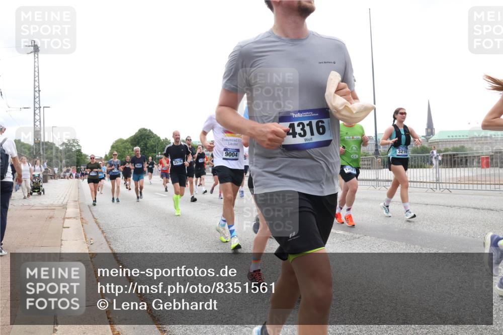 29.06.2025 - hella hamburg halbmarathon Lena Gebhardt http://msf.ph/oto/8351561 29.06.2025 10:38:44 Lombardsbrücke 2576, 9004, 4316, 12577, 3216, 56, 1232, 1390, 1451, 1457, 1596, 1721, 1791, 2113, 2151, 2498, 2524, 2534, 2576, 2660, 2693, 3010, 3094, 3095, 3216, 3286, 3307, 3323, 3338, 3635, 3636, 3726, 3777, 3841, 3927, 4028, 4139, 4155, 4159, 4257, 4259, 4260, 4316, 4320, 4883, 4964, 5085, 5089, 5155, 5617, 5684, 5735, 5913, 6062, 6695, 6696, 6751, 6875, 7117, 7148, 7263, 7371, 7561, 7692, 7849, 7868, 8367, 8783, 9708, 10554, 13060 meine-sportfotos.de
