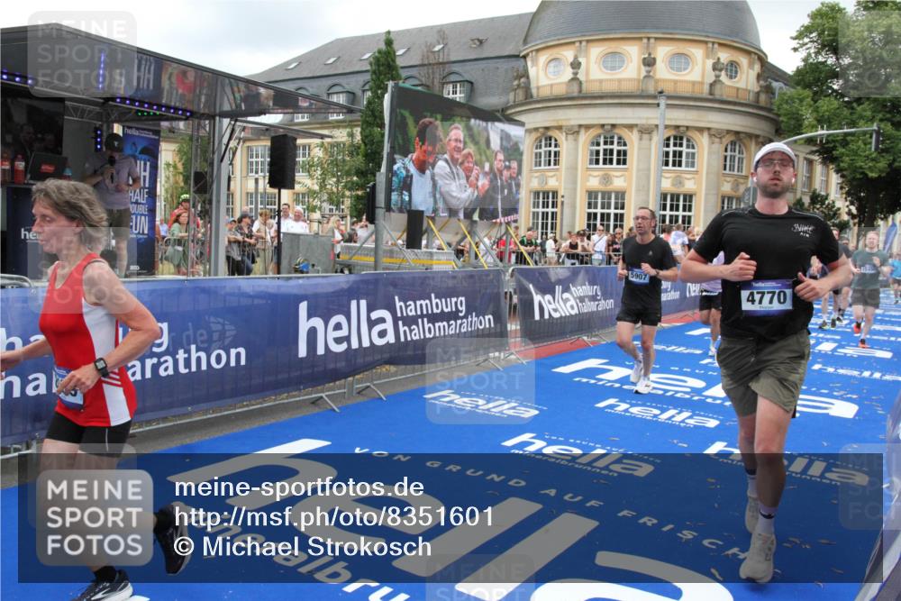 29.06.2025 - hella hamburg halbmarathon Michael Strokosch http://msf.ph/oto/8351601 29.06.2025 10:53:02 Ziel 2099, 3334, 4770, 5907, 7509, 8139, 8587, 9093, 10724, 12155, 12367, 12519, 12910, 14791, 15430, 18590, 18720 meine-sportfotos.de