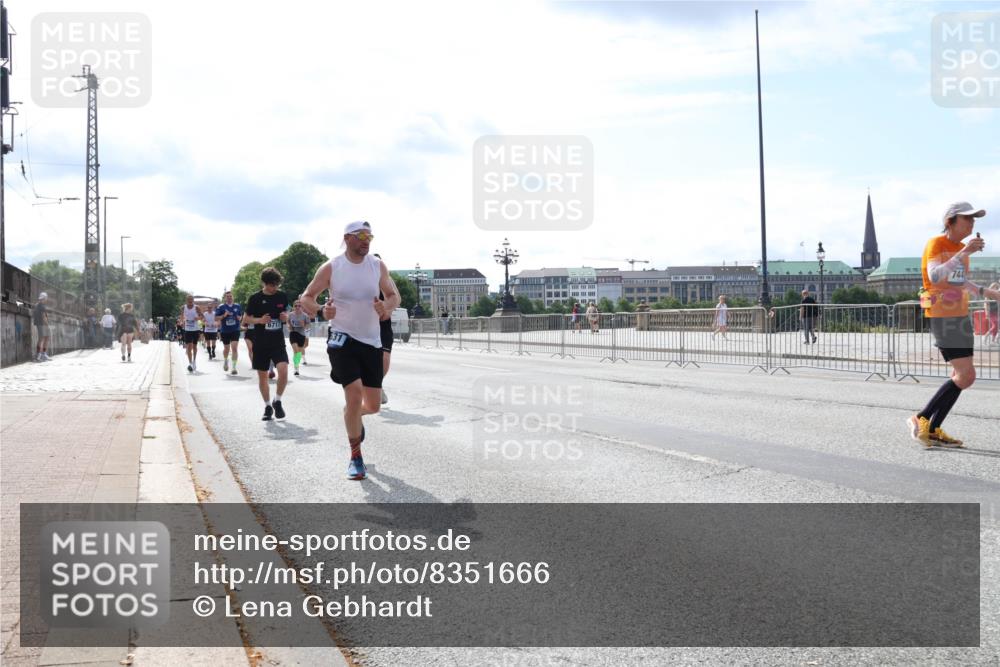 29.06.2025 - hella hamburg halbmarathon Lena Gebhardt http://msf.ph/oto/8351666 29.06.2025 10:13:47 Lombardsbrücke 6717, 744, 1007, 1131, 1194, 1480, 1859, 2055, 2359, 2721, 2904, 2987, 3729, 4001, 4187, 4795, 4950, 4962, 5232, 5546, 5631, 5719, 6026, 6710, 6717, 6724, 7346, 7446, 7447, 7460, 7462, 7913, 8279, 8673, 9128, 9527, 9612, 9631, 10442, 10443, 10977, 11441, 11987, 12313, 12492, 12797, 12928, 12929, 13331, 13928, 15085, 15482, 15663, 15721, 15722, 15922, 16491, 17439, 17472, 17474, 17985, 18041, 18222, 18231, 18236, 18239 meine-sportfotos.de