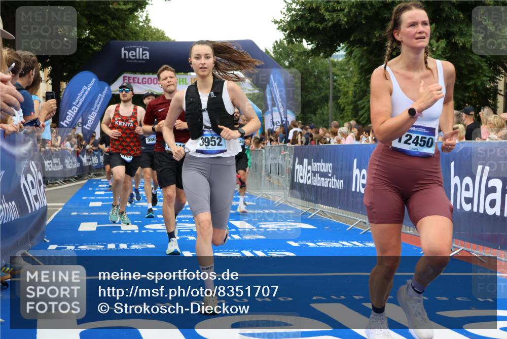 29.06.2025 - hella hamburg halbmarathon Strokosch-Dieckow http://msf.ph/oto/8351707 29.06.2025 10:52:38 Ziel 2287, 2346, 2670, 3952, 3999, 5116, 5194, 6561, 6562, 7475, 9739, 9869, 10115, 11459, 11689, 12450, 12482, 13051, 13301, 14122, 14805, 15001, 16467, 18331, 18982, 19244 meine-sportfotos.de