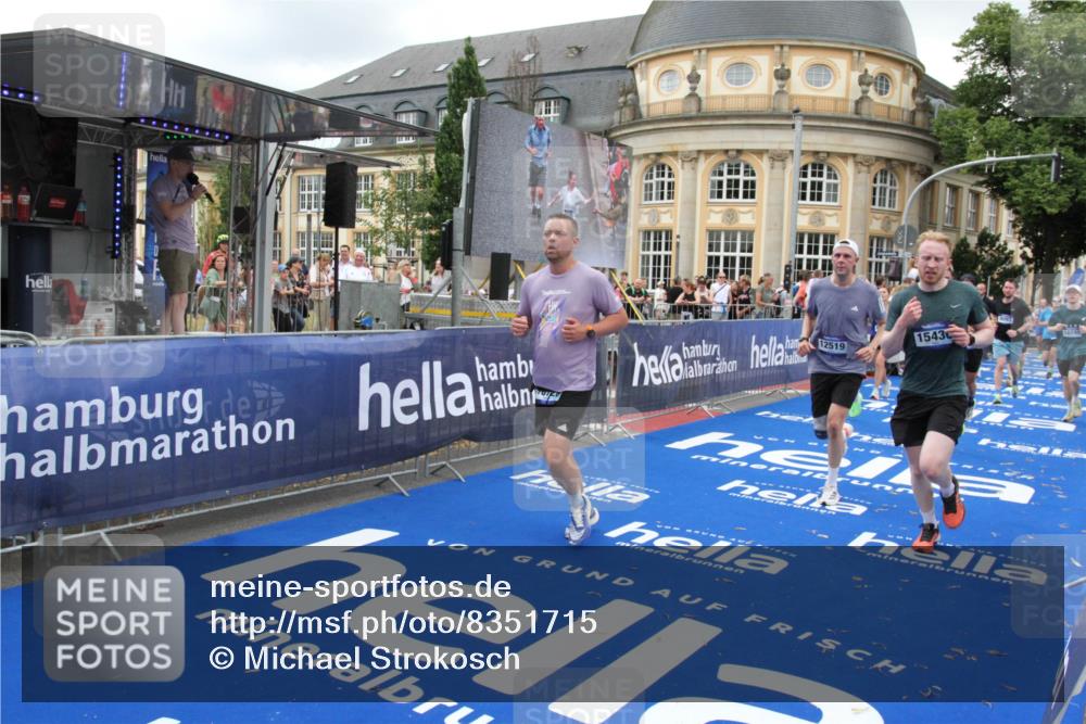 29.06.2025 - hella hamburg halbmarathon Michael Strokosch http://msf.ph/oto/8351715 29.06.2025 10:53:03 Ziel 3258, 3334, 4770, 5907, 7509, 8139, 8587, 9093, 12155, 12367, 12519, 12910, 14791, 15430, 18590, 18720 meine-sportfotos.de