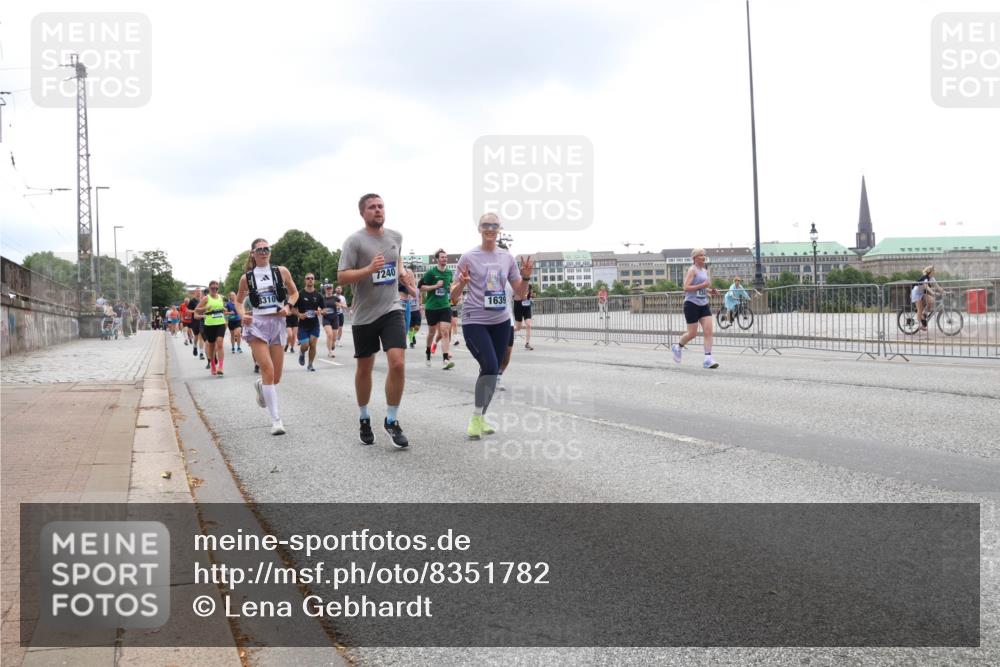 29.06.2025 - hella hamburg halbmarathon Lena Gebhardt http://msf.ph/oto/8351782 29.06.2025 10:47:59 Lombardsbrücke 8310, 7240, 1639, 1045, 1157, 1174, 1175, 1246, 1392, 1434, 1618, 1639, 1645, 1701, 1926, 2037, 2163, 2197, 2418, 2491, 2545, 2650, 2704, 2756, 2790, 2882, 2958, 3049, 3468, 3504, 3679, 3933, 4037, 4327, 4423, 4588, 4856, 5585, 5621, 5622, 5886, 5952, 7240, 7393, 7394, 7427, 7916, 7970, 8077, 8310, 8521, 8550, 8774, 9356, 9687, 9696, 9697, 9921, 10145, 10658, 10777, 10794, 10991, 11351, 11458, 11548, 11730, 11742, 11781, 11802, 11909, 12431 meine-sportfotos.de