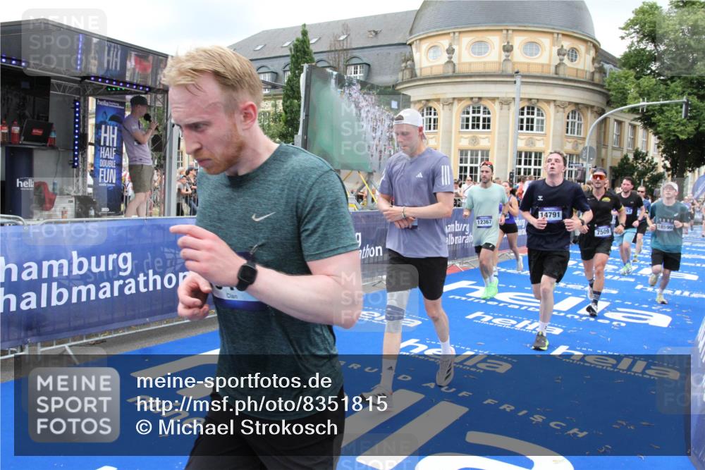 29.06.2025 - hella hamburg halbmarathon Michael Strokosch http://msf.ph/oto/8351815 29.06.2025 10:53:04 Ziel 3059, 3258, 3334, 4121, 4770, 5907, 7509, 7864, 8587, 9093, 9537, 12155, 12367, 12519, 12910, 14791, 15430, 18590, 18720 meine-sportfotos.de