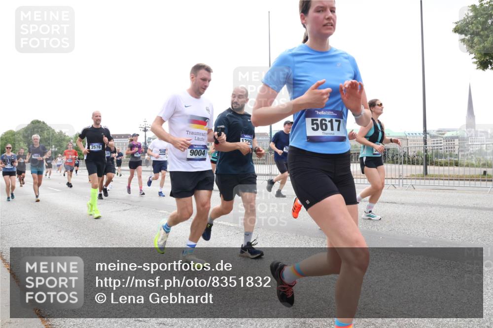 29.06.2025 - hella hamburg halbmarathon Lena Gebhardt http://msf.ph/oto/8351832 29.06.2025 10:38:44 Lombardsbrücke 2576, 9004, 1795, 5617, 56, 1232, 1390, 1451, 1457, 1596, 1721, 1791, 2113, 2151, 2498, 2524, 2534, 2576, 2660, 2693, 3010, 3094, 3095, 3216, 3286, 3307, 3323, 3338, 3635, 3636, 3726, 3777, 3841, 3927, 4028, 4139, 4155, 4159, 4257, 4259, 4260, 4316, 4320, 4883, 4964, 5085, 5089, 5155, 5617, 5684, 5735, 5913, 6062, 6695, 6696, 6751, 6875, 7117, 7148, 7263, 7371, 7561, 7692, 7849, 7868, 8367, 8783, 9708, 10554, 13060 meine-sportfotos.de