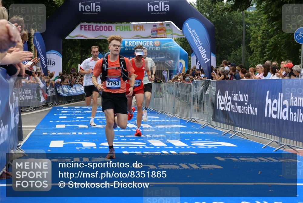 29.06.2025 - hella hamburg halbmarathon Strokosch-Dieckow http://msf.ph/oto/8351865 29.06.2025 10:31:37 Ziel 5660, 7793, 12681, 13606, 13617, 15835, 18102 meine-sportfotos.de