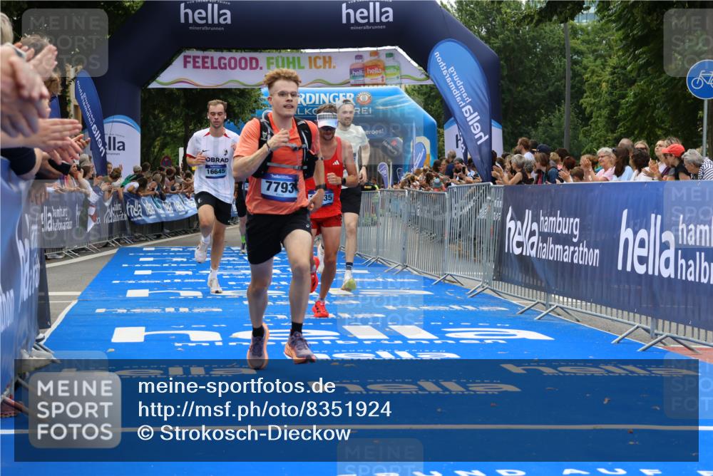 29.06.2025 - hella hamburg halbmarathon Strokosch-Dieckow http://msf.ph/oto/8351924 29.06.2025 10:31:37 Ziel 5660, 7793, 12681, 13606, 13617, 15835, 18102 meine-sportfotos.de