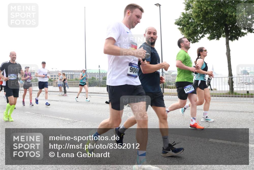 29.06.2025 - hella hamburg halbmarathon Lena Gebhardt http://msf.ph/oto/8352012 29.06.2025 10:38:45 Lombardsbrücke 2576, 9004, 12577, 56, 1232, 1390, 1451, 1596, 1721, 1791, 2113, 2151, 2498, 2524, 2534, 2576, 2660, 2693, 3010, 3094, 3095, 3216, 3286, 3307, 3323, 3338, 3635, 3636, 3726, 3745, 3777, 3841, 3927, 4028, 4139, 4155, 4159, 4257, 4259, 4260, 4316, 4320, 4883, 4964, 5085, 5089, 5155, 5617, 5684, 5735, 5913, 6062, 6695, 6696, 6875, 7117, 7148, 7263, 7371, 7561, 7692, 7849, 7868, 8367, 8783, 9708, 10072, 10554, 13060 meine-sportfotos.de
