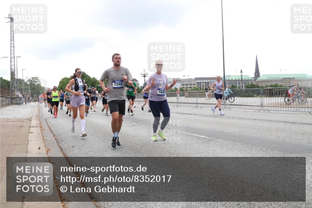 29.06.2025 - hella hamburg halbmarathon Lena Gebhardt http://msf.ph/oto/8352017 29.06.2025 10:47:59 Lombardsbrücke 8310, 7240, 3049, 1639, 1045, 1157, 1174, 1175, 1246, 1392, 1434, 1618, 1639, 1645, 1701, 1926, 2037, 2163, 2197, 2418, 2491, 2545, 2650, 2704, 2756, 2790, 2882, 2958, 3049, 3468, 3504, 3679, 3933, 4037, 4327, 4423, 4588, 4856, 5585, 5621, 5622, 5886, 5952, 7240, 7393, 7394, 7427, 7916, 7970, 8077, 8310, 8521, 8550, 8774, 9356, 9687, 9696, 9697, 9921, 10145, 10658, 10777, 10794, 10991, 11351, 11458, 11548, 11730, 11742, 11781, 11802, 11909, 12431 meine-sportfotos.de