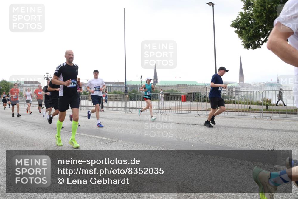 29.06.2025 - hella hamburg halbmarathon Lena Gebhardt http://msf.ph/oto/8352035 29.06.2025 10:38:45 Lombardsbrücke 2576, 4259, 56, 1232, 1390, 1451, 1596, 1721, 1791, 2113, 2151, 2498, 2524, 2534, 2576, 2660, 2693, 3010, 3094, 3095, 3216, 3286, 3307, 3323, 3338, 3635, 3636, 3726, 3745, 3777, 3841, 3927, 4028, 4139, 4155, 4159, 4257, 4259, 4260, 4316, 4320, 4883, 4964, 5085, 5089, 5155, 5617, 5684, 5735, 5913, 6062, 6695, 6696, 6875, 7117, 7148, 7263, 7371, 7561, 7692, 7849, 7868, 8367, 8783, 9708, 10072, 10554, 13060 meine-sportfotos.de
