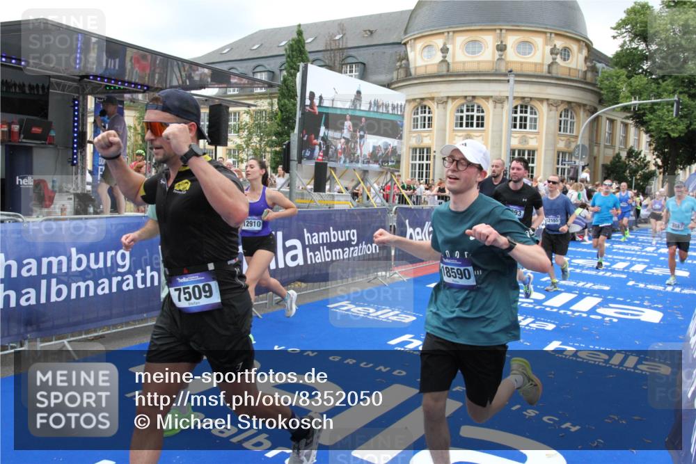 29.06.2025 - hella hamburg halbmarathon Michael Strokosch http://msf.ph/oto/8352050 29.06.2025 10:53:06 Ziel 2208, 3059, 3258, 3334, 4121, 7509, 7864, 8587, 9093, 9537, 12155, 12367, 12519, 12910, 14323, 14791, 15430, 18590, 18720, 19208 meine-sportfotos.de
