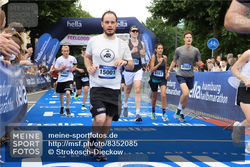 29.06.2025 - hella hamburg halbmarathon Strokosch-Dieckow http://msf.ph/oto/8352085 29.06.2025 10:52:34 Ziel 2346, 2670, 3715, 3952, 5116, 6561, 6562, 7178, 7232, 7475, 9145, 9739, 9869, 10115, 11459, 11689, 11791, 12450, 13051, 13301, 14122, 14561, 15001, 15980, 18982 meine-sportfotos.de