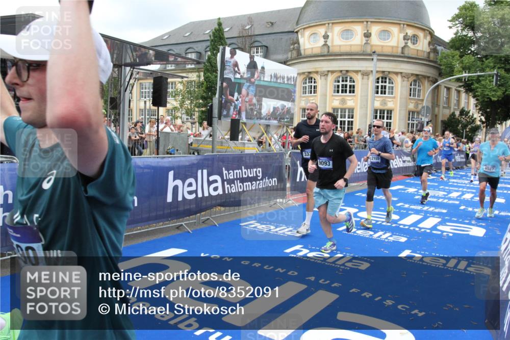 29.06.2025 - hella hamburg halbmarathon Michael Strokosch http://msf.ph/oto/8352091 29.06.2025 10:53:07 Ziel 2208, 3059, 3258, 3334, 4121, 7509, 7864, 8587, 9093, 9537, 12155, 12367, 12519, 12910, 14323, 14791, 18590, 19208 meine-sportfotos.de