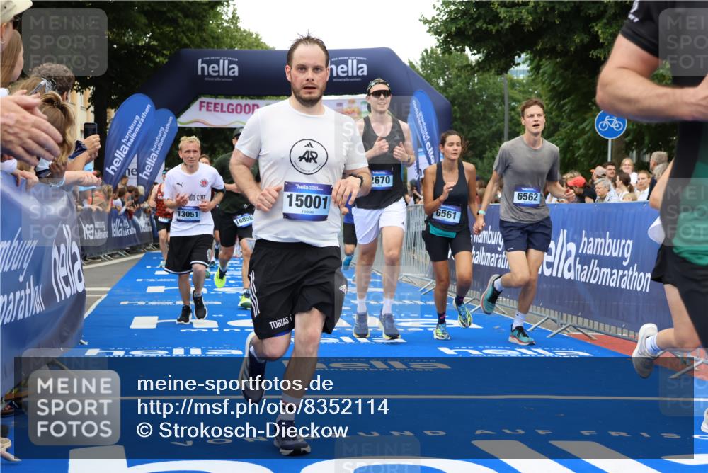 29.06.2025 - hella hamburg halbmarathon Strokosch-Dieckow http://msf.ph/oto/8352114 29.06.2025 10:52:34 Ziel 2346, 2670, 3715, 3952, 5116, 6561, 6562, 7178, 7232, 7475, 9145, 9739, 9869, 10115, 11459, 11689, 11791, 12450, 13051, 13301, 14122, 14561, 15001, 15980, 18982 meine-sportfotos.de