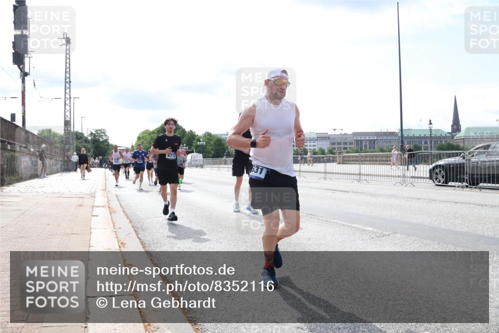 29.06.2025 - hella hamburg halbmarathon Lena Gebhardt http://msf.ph/oto/8352116 29.06.2025 10:13:48 Lombardsbrücke 6717, 1007, 1131, 1194, 1480, 1859, 2055, 2359, 2721, 2904, 2987, 3729, 4001, 4187, 4795, 4950, 4962, 5232, 5546, 5631, 5719, 6026, 6710, 6717, 6724, 7346, 7446, 7447, 7460, 7462, 7913, 8279, 8673, 9128, 9527, 9612, 9631, 10442, 10443, 10977, 11441, 11987, 12313, 12797, 12928, 12929, 13331, 13788, 13928, 15085, 15482, 15663, 15721, 15722, 15840, 16491, 17439, 17472, 17474, 17985, 18041, 18222, 18231, 18236, 18239 meine-sportfotos.de