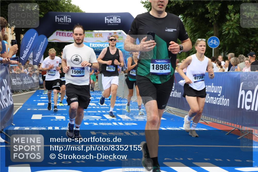29.06.2025 - hella hamburg halbmarathon Strokosch-Dieckow http://msf.ph/oto/8352155 29.06.2025 10:52:33 Ziel 2346, 2670, 3715, 3952, 6561, 6562, 7178, 7232, 7475, 8371, 8661, 9145, 9739, 10115, 11459, 11689, 11791, 12450, 13051, 13301, 14122, 14561, 15001, 15980, 18982 meine-sportfotos.de