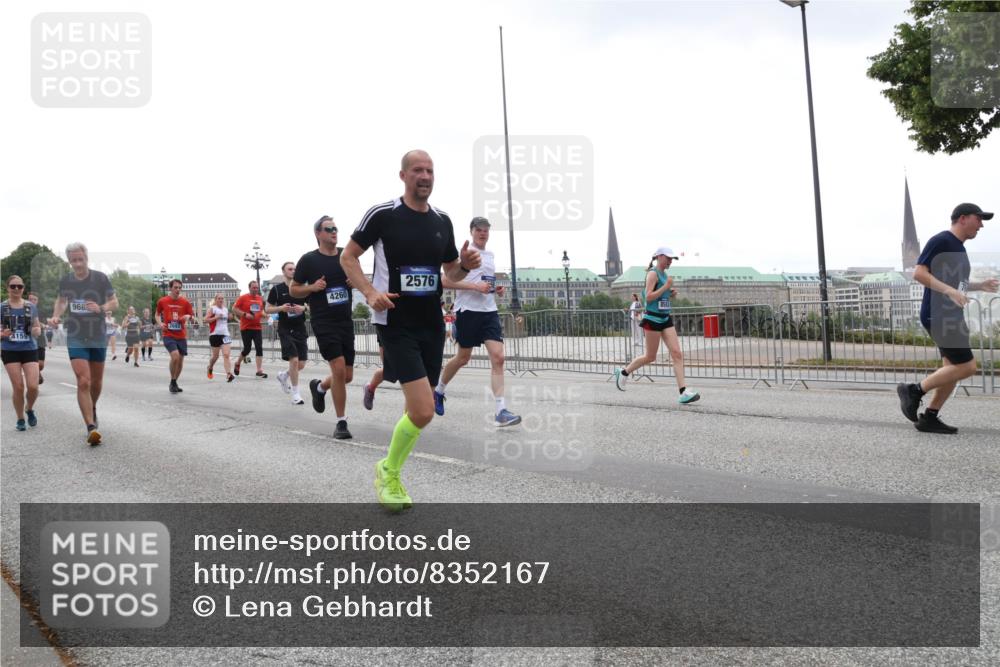 29.06.2025 - hella hamburg halbmarathon Lena Gebhardt http://msf.ph/oto/8352167 29.06.2025 10:38:46 Lombardsbrücke 4159, 968, 4260, 2576, 56, 1232, 1390, 1451, 1721, 1791, 2113, 2151, 2524, 2534, 2576, 2660, 2693, 3010, 3094, 3095, 3216, 3286, 3307, 3323, 3338, 3635, 3636, 3726, 3745, 3777, 3841, 3927, 4028, 4139, 4155, 4159, 4257, 4259, 4260, 4316, 4320, 4410, 4883, 4964, 5085, 5089, 5155, 5617, 5684, 5735, 5913, 6062, 6695, 6696, 6875, 7117, 7148, 7263, 7371, 7561, 7692, 7849, 7868, 8367, 8783, 9708, 10072, 10554, 13060 meine-sportfotos.de